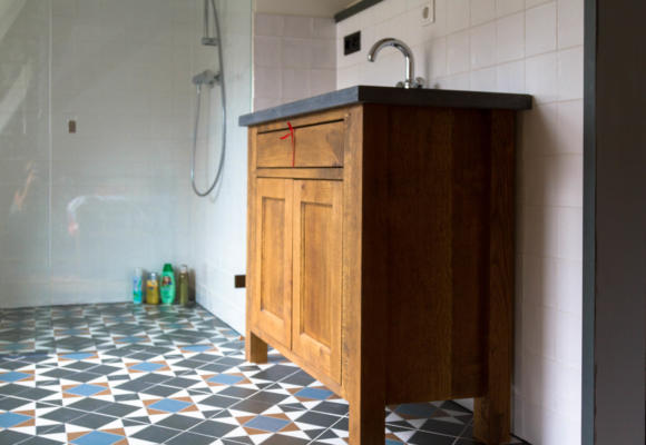 massief eiken badkamer meubel gebeitst landelijke uitstraling met zwart betonnen werkplat en keramiek spoelbak
